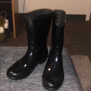 Black short rain boots
